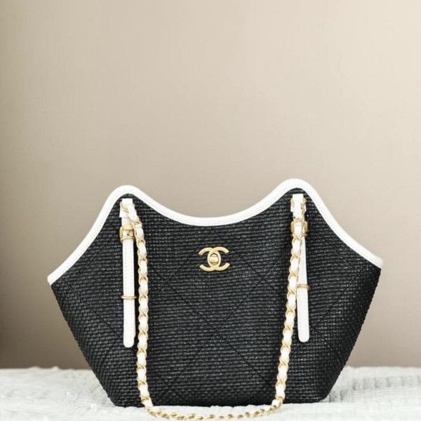 جنطة شانيل ماكسي توت توجد الوان